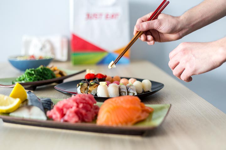 Platos de sashimi y sushi