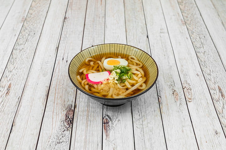Un cuenco de noodles Udon en caldo caliente.
