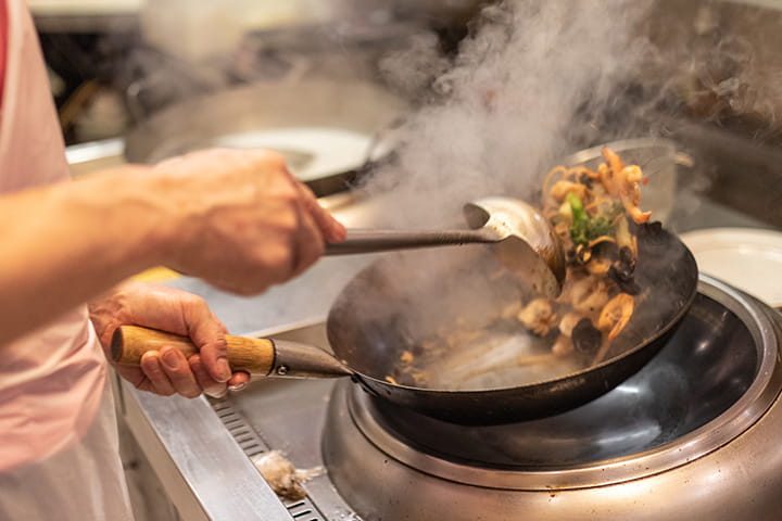 Salteado de verduras y gambas al wok
